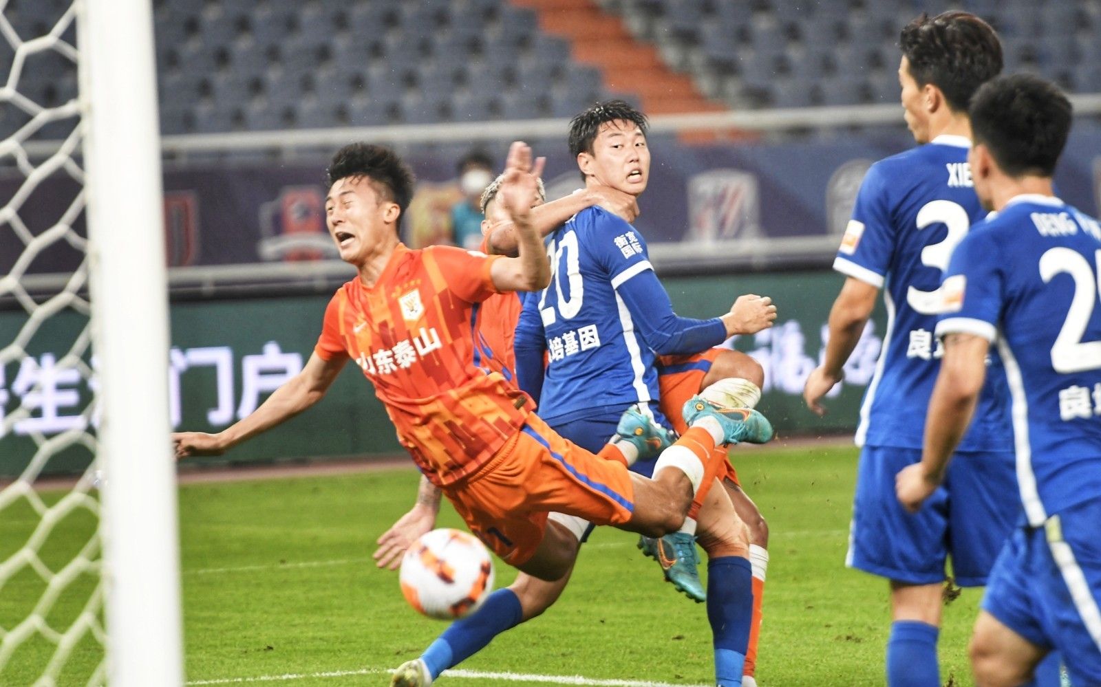 排面，泰州当地路牌上写着“苏超冠军城，泰州欢迎您”