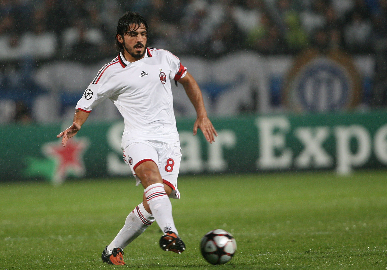 梅西太内向了，主持人说第一句就想拿着奖杯走，不到三年拿四冠